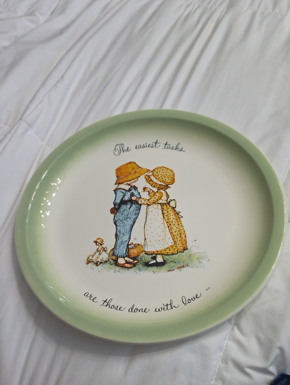 Vintage-Style Green Rim Decorative Plate with Love Illustration
